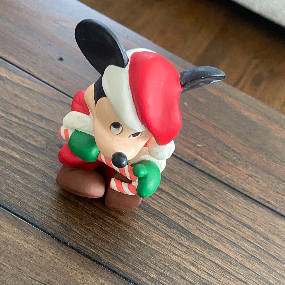 Disney s Christmas Collection Santa
Mickey Mouse Figurine